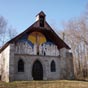 La chapelle de la Crucifixion de Nestie (XIXe sicle) en haut de colline.
