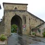 Barran a gard une partie de ses fortifications : en particulier, cette porte qui signe l'entre dans le village...