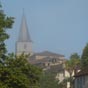 Dans la brume matinale le clocher de l'glise Saint-Martin de Montesquiou apparat... 