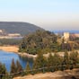  Aprs 17,1 km de marche on dcouvre ce beau castillo de San Martin superbement install sur son promontore. Il se compose d'une tour de plan carr avec des meutrires troites, sans couverture et surmonte de 16 crneaux, les angulaires runis entre eux. Tout cela apparat entour d'une clture qui atteint la rive de la rivire Nalon et qui comprenait autrefois divers btiments comme l'glise de San Martin.