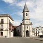 Muros de Nalon: L'glise Santa Maria. Avec l'htel de ville et  la Casa Altamira elle met en exergue la Plaza Marqus dclare 'Lieu d'intrt Artistique'