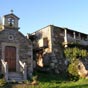 Baamonde:La maison-muse Victor-Corral jouxte une chapelle d'un monastre.