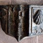 Borce : L'glise Saint-Michel du XVIIe sicle abrite un bnitier mdival de marbre noir, sculpt d'une coquille Saint-Jacques, d'un bourdon, et d'un personnage, aptre ou plerin.