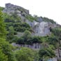 A 150 mtres au-dessus du gave, le fort du Portalet est ancr dans la falaise.