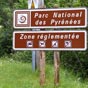 Nous entrons dans le Parc national des Pyrnes. Il est l'un des dix parcs nationaux de France; Cr en 1967, d'une superficie de 50 000 ha, adoss  la frontire franco-espagnole, il comprend d'ouest en est, la haute valle d'Aspe, la rserve du Pic du Midi d'Ossau, le pic du Balatous et le massif du Vignemale, les cirques de Gavarnie et de Troumouse et se termine dans la haute valle d'Aure au pic de Nouvielle au nord-est de Gavarnie. Le parc a pour but, par une rglementation stricte, de prserver la beaut des sites et de protger les espces vgtales et animales menaces de disparition. Autour du parc, une zone de 160 000 ha est destine  bnficier d'investissements d'ordres conomique, social et culturel afin de freiner l'exode rural et de dvelopper l'quipement touristique de la rgion. 