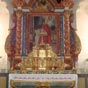 Un autel-tombeau, en bois, d�cor� de guirlandes dor�es (fin XIIe si�cle). Il est orn� d'un macaron repr�sentant l'assomption o� le christ regarde le P�re, tout en haut du retable.