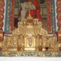 Un tabernacle � ailes orn� d'un Christ aux outrages, o� sont repr�sent�s, sur le c�t� droit saint Paul pros�lyte et gardien de la foi, et sur le c�t� gauche saint Pierre, chef de l'�glise. En correspondance, le panneau de l'aile droite repr�sente la � Gloire de Dieu � : un ange d�signe Dieu auquel hommage est rendu par une fleur. Le panneau de l'aile gauche repr�sente la � Parole de Dieu � : l'ange d�signe le messie (le christ du tabernacle) qui est venu t�moigner sur terre. Au sommet du tabernacle, le crucifix rappelle le sacrifice de J�sus pour le rachat des p�ch�s.