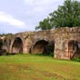 Si vous avez opt pour dcouvrir Arce et Puente Arce, vous dcouvrez ce pont  enjambant le rio de Mogro et qui fut difi au XVIIe sicle  et qui mit un terme au travail des bateliers et oblikgea plerins et colporteurs  faire le grand tour... 