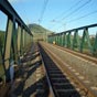 On ne peut recommander de faire comme ce plerin qui emprunte le pont ferroviaire  pied dans le souci d'viter le gros dtour par Puente Arce...Certes l'espace est large  ct des voies , mais cela reste une solution dangereuse et illgale!