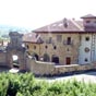 Vue d'ensemble du manoir: Le btiment principal se compose de la maison et de la tour. La faade principale est oriente au nord.