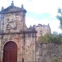 Portail d'accs de l'enceinte fortifie de la Tour Velo ou tour Santiyan date du XIIIe sicle. Il s'agit d'une tour de guet mdivale situe dans le quartier de Velo de Arce  Puente Arce