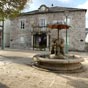 Castroverde: La mairie et une fontaine bien protge par...un parapluie!