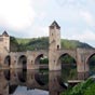Le pont Valentr fut le troisime ouvrage jet au-dessus du Lot  Cahors. Sa construction, entreprise en 1308, avait pour but de faciliter la circulation, mais jouait galement un rle dfensif. Ceci explique son architecture militaire. L'ouvrage devint utilisable en 1345 mais ses tours ne furent acheves que quarante ans plus tard. Son bel aspect est le rsultat de srieuses restaurations entreprise par Paul Gout, architecte et mule de Viollet le Duc  la fin du XIXme sicle. Le pont possde beaucoup d'lgance avec son tablier lgrement en dos d'ne, ses six arches gothiques se refltant dans les eaux, en plus des deux arches reposant sur les rives. L'une de celles-ci comprenait autrefois un pont-levis. Les trois tours de guet qui surplombent l'ouvrage sont pourvues d'archres et de mchiloulis.