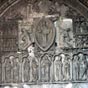 Cahors : Le tympan de la cathdrale - Sculpt en 1135 sur la faade nord, ce portail  voussures est surmont d'un remarquable tympan dont les sculptures, rappelant celles de Moissac, sont d'un style transitoire entre le roman et le gothique. Le thme en est la Parousie du Christ. Jsus, debout, la main droite leve en signe de bndiction, une bible dans la main gauche, est entour d'une gloire ovale (ou mandorle) qui souligne le mouvement ascensionnel. De chaque ct du Christ, deux anges semblent expliquer le miracle aux aptres, qui, sous leurs arcatures trilobes, entourent la Vierge.  gauche, un personnage isol dont l'attitude et le vtement diffrent de ceux des aptres, reprsente probablement le sculpteur qui signe ainsi son uvre. De part et d'autre des anges, est raconte l'histoire de saint tienne, patron de la cathdrale, telle qu'elle figure dans les Actes des Aptres. Au-dessus de la mandorle, quatre angelots accompagnent le Christ dans son ascension. Larchivolte est orne de personnages trs maigres, trs longs et se faisant face. Ils illustrent des scnes de chasse, le combat des vices et des vertus.  remarquer aussi, les voussures sculptes et les corbeaux de la corniche.