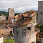Cardaillac: Le village compta jusqu' cinq jours matrialisant le pouvoir seigneurial. Aujourd'hui, seules deux tours subsistent, la tour de l'horloge et la tour de Sagnes. En premier plan: La tour ronde