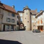 Cardaillac-Marival: Porte de l'Arbol (de l'ancienne enceinte du chteau, flanque d'une tour). Vue depuis la place du Fort