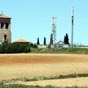 Cette solide tour-clocher de briques, carre  six arcades campanaires, isole au bout du cimetire, est un vestige d'une glise plus ancienne que l'glise paroissiale...nous sommes pratiquement arrivs  Calzadilla...