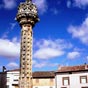 Boadilla: Localis derrire le chevet polygonal de l'glise Santa Maria se dresse au centtre d'une place une colonne trs orne, sur socle  gradins troits, et surmonte d'un lanterneau:Le 