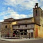 Itero de la Vega: la Ermita de la Piedad (XIIIe sicle)prsente un pais clocher-mur  campanile gmin et un portail en ogive, avec  l'entre une statue de saint Jacques plerin