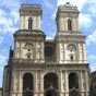 L'entre de la cathdrale Sainte-Marie d'Auch. Btie lentement  partir de 1489 sur une crypte, ce vaste difice,  trois nefs, mesure 103 m de long et 35 de large. Elle est de style gothique flamboyant, fortement influenc par la Renaissance. Elle fut complte  la fin du XVIIe sicle, par une faade et un porche d'ordre corinthien. Les deux tours ont une hauteur de 44 mtres.