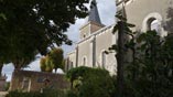 Buxerolles: on dcouvre l'glise Saint Philippe et Saint Jacques qui rappele l'importance de cet endroit comme lieu de plerinage. L'glise d'origine romane a t reconstruite  l'poque moderne.