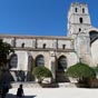 La cathdrale Saint Trophime et son clocher roman