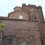 L'glise de Undus est pittoresque, assez composite: cascade de toitures de tuiles, contreforts, fronton Renaissance, massif clocher carr dont chaque tage a ses ouvertures, oeil de boeuf en bas, fentres campanaires en plein cintre au-dessus , crneaux fortifis sous le toit plat.