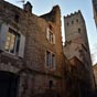 Cahors : La tour de l'ancien palais Duze. Au XIVe sicle, Cahors bnficie des largesses du pape Jean XXII, n Jacques Duze (ou d'Euze ?) en 1244,  Cahors, lu pape en 1316. La famille Duze est bien tablie dans la ville et lie aux notables. Tour du pape Jean XXII, Mort en Avignon en 1334, Jean XXII s'tait beaucoup souci de sa ville natale, de sa famille et de ses concitoyens. Son frre Pierre Duze construisit une demeure familiale, le palais Duze, dont il reste encore quelques lments et une tour, encore nomme  du pape Jean XXII .