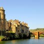 Le Pont-vieux : Il a t construit vers le XIe sicle par les seigneurs de Calmont. Jalonn ds le XIIe sicle de diverses choppes, il fut au XVe sicle inclus dans le systme de fortifications de la ville et dot de trois tours, puis en 1588 la dernire arche fut remplace par un pont-levis. Ces fortifications disparurent au XVIIe sicle et le Pont-Vieux fut doubl en 1846 par le Pont-Neuf directement en aval. Class Monument historique en 1888.
