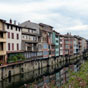 Castres : La rivire tait autrefois le centre vital de la ville de Castres. Ces maisons ont t ds le Moyen ge le lieu d'activit principal des castrais. Ces maisons d'artisans abritaient diffrents corps de mtiers tels que tanneurs, teinturiers, parcheminiers, papetiers et tisserands. Toutes ces maisons ont des bases mdivales dont les ouvertures sont en berceau ou en ogive. Les caves appeles caoussino en occitan (littralement cela signifie usine  chaux) ouvrent sur la rivire et possdaient des lavoirs.  Aprs avoir nettoy et rinc les peaux dans l'Agout, on les dposait dans les cuves emplies de chaux. Au rez-de-chausse taient situs les appartements des ouvriers puis ceux des matres. Cependant, il n'tait pas systmatique de trouver sous le mme toit l'habitat et l'activit professionnelle de l'artisan. Ds l'poque de Louis XIV, les documents cadastraux indiquent frquemment des propritaires diffrents pour les caoussino et les tages suprieurs.