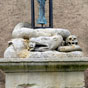 Castres: Au pied de la croix des symboles peu rassurants.