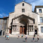 L' glise romane Saint-Trophime est un vrai joyau...