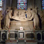 Dans la chapelle du Saint-Spulcre se trouve, au-dessus du sarcophage de Geminus, un groupe sculpt dans la pierre du XVIe sicle reprsentant la Mise au tombeau. Il est compos de dix personnages : au premier plan, le cadavre du Christ tendu sur un linceul est entour par Joseph dArimathie et Nicomde; derrire eux la vierge Marie entoure de Marie Salom et Marie pouse de Clophas;  droite sainte Marie-Madeleine porte un vase  parfum et  gauche saint Jean tient la couronne dpines; deux anges portant les instruments de la passion encadrent le groupe. 