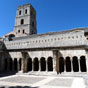 Arles : Le clotre Saint-Trophime de lancienne cathdrale dArles date du XIIe sicle et XIVe sicle. Lemplacement de ce clotre est inhabituel car il nest accol ni  la nef ni au transept. Il communique avec le chur au moyen dun escalier de vingt-cinq marches. Ce clotre, le plus beau de Provence, prsente une forme approximativement rectangulaire de 28 m de long sur 25 m de large. 
