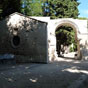 Ds la fin du IVe sicle, les Alyscamps et le cimetire de Trinquetaille doivent leur clbrit au martyre de Genest, saint arlsien, dcapit en 303. Au fil des sicles ce lieu devient si renomm que de nombreuses personnes souhaitent y tre enterres,  linstar des vques dArles. Des cadavres sont descendus par le Rhne sur de petits bateaux pour y tre inhums ; une somme d'argent tant jointe pour rmunrer les Arlsiens qui mettent en spulture les dfunts.  Aux XIe, XIIe et XIIIe sicles, ce cimetire connu de toute la chrtient, s'enrichit de nombreuses glises. Au XIe une collgiale est ainsi tablie aux Alyscamps, mais vers lan 1035, cette canonica tant tombe entre des mains laques, larchevque Raimbaud donne aux moines de Saint-Victor de Marseille lantique glise Saint-Gens ainsi que toutes ses dpendances, moyennant le cens dune livre dencens  fournir le jour de Saint-Trophime. Les Alyscamps deviennent alors le point de dpart du plerinage de Compostelle pour les plerins provenaux.