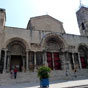 Saint-Gilles-du-Gard : Le monastre est construit au VIIe sicle, initialement ddi  saint Pierre et saint Paul, puis au IXe sicle  saint Gilles, un ermite local. Ses reliques, conserves dans l'glise abbatiale, en font un important lieu de plerinage sur la via Tolosane vers Saint-Jacques-de-Compostelle. Le prodigieux portail ressemble  celui de Saint-Trophime, mais l'entre centrale en plein cintre se double de deux entres latrales et plus petites.