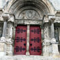  l'instar d'autres difices religieux romans, la faade de l'abbaye de Saint-Gilles peut tre considre comme un vritable  livre de pierre   destination des fidles, souvent illettrs  l'poque de son dification. Ralise par les moines de labbaye entre 1120 et 1160 (40 ans de travaux  elle seule), la faade demeure un chef-duvre reconnu dart roman provenal et ce malgr ses nombreuses dtriorations.