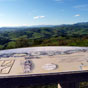 Une table d'orientation nous permet un reprage sur un magnifique paysage sur la chane pyrnenne...