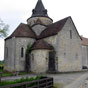 L'abbaye de Sauvelade du XIIe sicle:Nous ne connaissons pas la date de sa construction. Tout laisse  penser quelle na pas t construite ds 1127. La chapelle primitive tait certainement plus modeste que celle que nous connaissons aujourdhui. Nous sommes cependant certains quelle tait dj construite en 1287.  Aprs soixante annes de priode probatoire et de ngociation, les moines de labbaye furent autoriss  se rattacher  lordre de Cteaux. La crmonie daffiliation se droula la 11 janvier 1286.  Lordre cistercien explique son style dpouill caractristique de tous les difices appartenant  cet lordre suivant la rgle de saint Benot.  Son originalit vient de son plan en  croix grecque  de type centr. Lglise,  nef unique courte et dune longueur gale au transept, se termine par une abside centrale et deux absidioles latrales en hmicycle. Cette disposition est toutefois discute, d'aprs des observations sur l'emplacement des ouvertures, il semblerait que la nef ft  l'origine bien plus longue. La coupole surmonte la croise et repose sur des arcs doubleaux lgrement briss que supportent des pilastres.  Le btiment actuel, partie glise, a subi trs peu de modifications depuis le xiiie sicle, si ce nest le toit en ardoise qui domine le clocher, qui date du xixe sicle. Ldifice primitif comportait une simple couverture en cailles de bois ou bardeaux, il reste encore  la base du clocher les quatre coins de lancien toit.  Auprs de la porte qui ouvre sur le transept, le pied de bnitier en marbre vert de Campan provient certainement dun ft de colonne dune villa aquitano-romaine, comme pour lglise de Bielle en valle dOssau.A ct de l'abbaye, le vaste monastre est du XVIIe sicle.