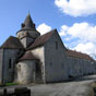L'abbaye de Sauvelade du XIIe sicle:Nous ne connaissons pas la date de sa construction. Tout laisse  penser quelle na pas t construite ds 1127. La chapelle primitive tait certainement plus modeste que celle que nous connaissons aujourdhui. Nous sommes cependant certains quelle tait dj construite en 1287.  Aprs soixante annes de priode probatoire et de ngociation, les moines de labbaye furent autoriss  se rattacher  lordre de Cteaux. La crmonie daffiliation se droula la 11 janvier 1286.  Lordre cistercien explique son style dpouill caractristique de tous les difices appartenant  cet lordre suivant la rgle de saint Benot.  Son originalit vient de son plan en  croix grecque  de type centr. Lglise,  nef unique courte et dune longueur gale au transept, se termine par une abside centrale et deux absidioles latrales en hmicycle. Cette disposition est toutefois discute, d'aprs des observations sur l'emplacement des ouvertures, il semblerait que la nef ft  l'origine bien plus longue. La coupole surmonte la croise et repose sur des arcs doubleaux lgrement briss que supportent des pilastres.  Le btiment actuel, partie glise, a subi trs peu de modifications depuis le xiiie sicle, si ce nest le toit en ardoise qui domine le clocher, qui date du xixe sicle. Ldifice primitif comportait une simple couverture en cailles de bois ou bardeaux, il reste encore  la base du clocher les quatre coins de lancien toit.  Auprs de la porte qui ouvre sur le transept, le pied de bnitier en marbre vert de Campan provient certainement dun ft de colonne dune villa aquitano-romaine, comme pour lglise de Bielle en valle dOssau.A ct de l'abbaye, le vaste monastre est du XVIIe sicle