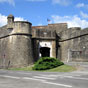 Ceinte de murs ds le xive sicle, la ville garde de beaux vestiges comme la porte Saint-Antoine, refaite en 1645, la tour de la Poudrire, la place des Casernes, la fontaine militaire, ainsi que des maisons gothiques et, sur la place de la mairie, un arsenal du xviie sicle construit sur les ruines de la maison des rois de Navarre.