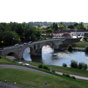 Un pont du xiiie sicle, permet aujourd'hui de franchir le gave dOloron, que les jacquets traversrent longtemps  leurs risques et prils, en barque ou, lorsque le niveau de l'eau le leur permettait, par le gu de Mongaston. En 1188, le Chemin est cit dans la charte du pont de Navarrenx. Il y eut longtemps prs de la porte sud une commanderie, un hpital et une chapelle Saint-Antoine, ces tablissements prvoyaient l'accueil des plerins et des voyageurs.