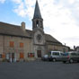 Eglise encastre de La Chaze-de-Peyre. La nef a t remanie en 1728, aprs un effondrement caus par la chute du clocher, reconstruit en 1852. Le portail est moderne.
