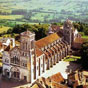 La basilique Sainte-Madeleine, majestueuse, perche sur son promontoire.