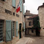 Montcuq: La mairie, dont le b�timent est du XIVe si�cle, poss�de une cloche dans son beffroi....