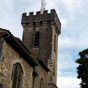 Viviers-les-Montagnes : Vritable fortin avec sa tour crnele, elle est surmonte depuis 1876 d'une vierge monumentale. L'une des chapelles de cette glise a une vote gothique  liernes et tiercerons; mobilier (statues et cramiques) baroques.