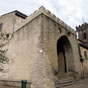 Viviers-les-Montagnes: Le chteau est bti sur un promontoire qui domine la plaine avec une vue sur la Montagne Noire. Le dnivel a permis un tagement de trois niveaux de caves et terrasses sur plusieurs niveaux.