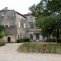 10,7 km aprs notre dpart de Castres: Le chteau de Viviers-ls-Montagnes. Il est toujours occup par la famille de Martin de Vivis depuis le milieu du XVIe sicle. Ancienne place forte, la famille de Martin de Vivis dcida d'y percer des fentres, d'abattre des murs, et de modifier certaines sections afin d'y vivre.