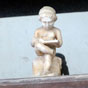 Une gracieuse statue dcore la faade d'une vieille demeure... nous sommes sous le charme!