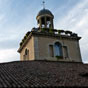 Point central de la bastide, la vieille halle demeure le monument le plus emblmatique de Revel. Si son beffroi a d tre reconstruit aprs un incendie, le vaste toit  quatre pentes qui l'entoure continue  reposer sur une charpente du XIVe sicle (Cf. photo prcdente).